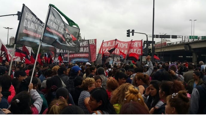 Las organizaciones sociales se concentran para marchar al Congreso, donde habrá un acto a las 16.