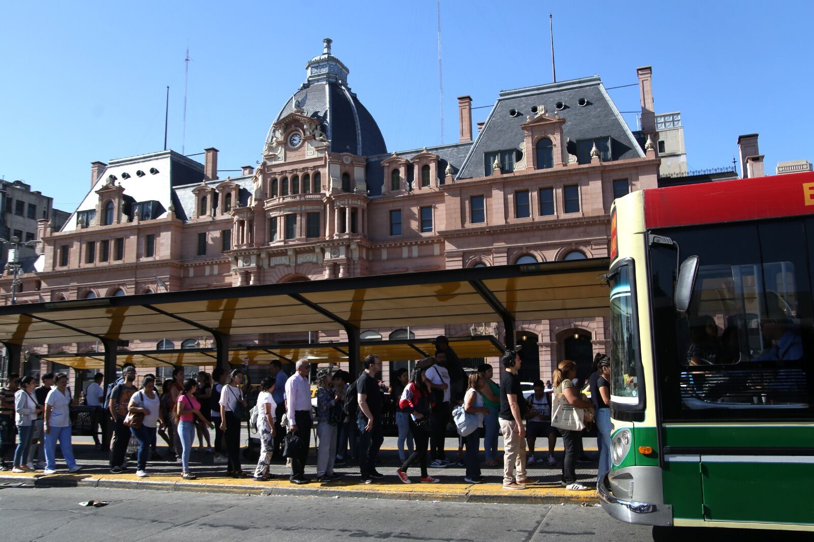 Empresas de colectivos anunciaron una reducción en los servicios nocturnos.