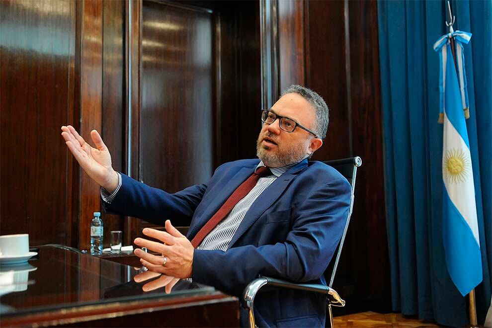 "Las medidas que tomó el Banco Central son temporales y para transitar este momento difícil", aclaró el funcionario.