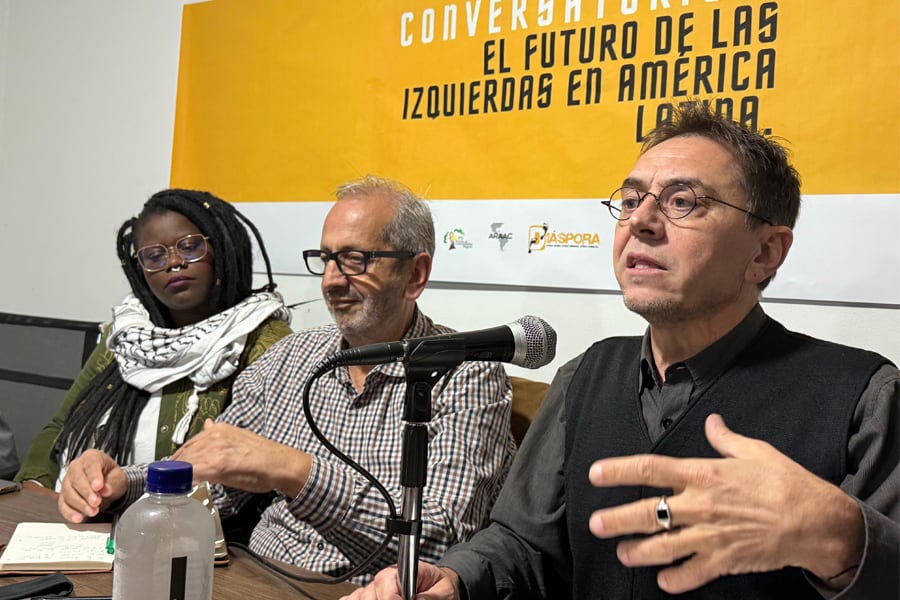 Juan Carlos Monedero en compañia de Rudy Amanda Hurtado Garcés y César Torres Cárdenas. Imagen: Darwin Torres