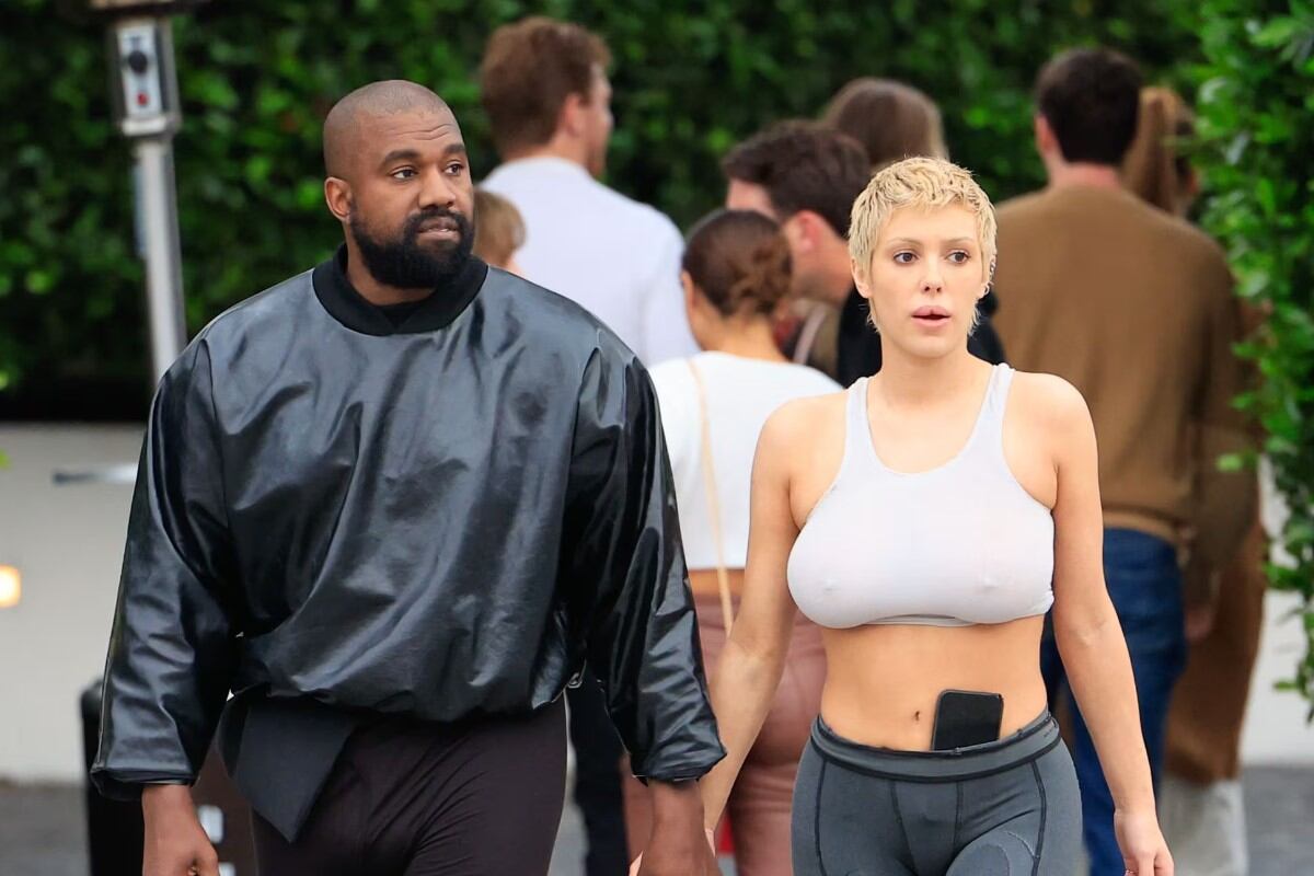 La disculpa del cantante llega antes del lanzamiento de su álbum Vultures