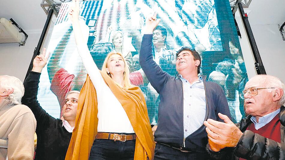 Verónica Magario y Fernando Espinoza en el plenario.