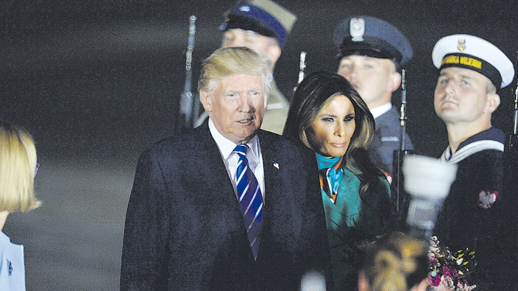 Trump aterriza junto a Melania en Varsovia, donde se verá con el presidente polaco.