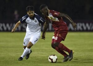 Martín Benítez disputa la pelota en Antioquia.
