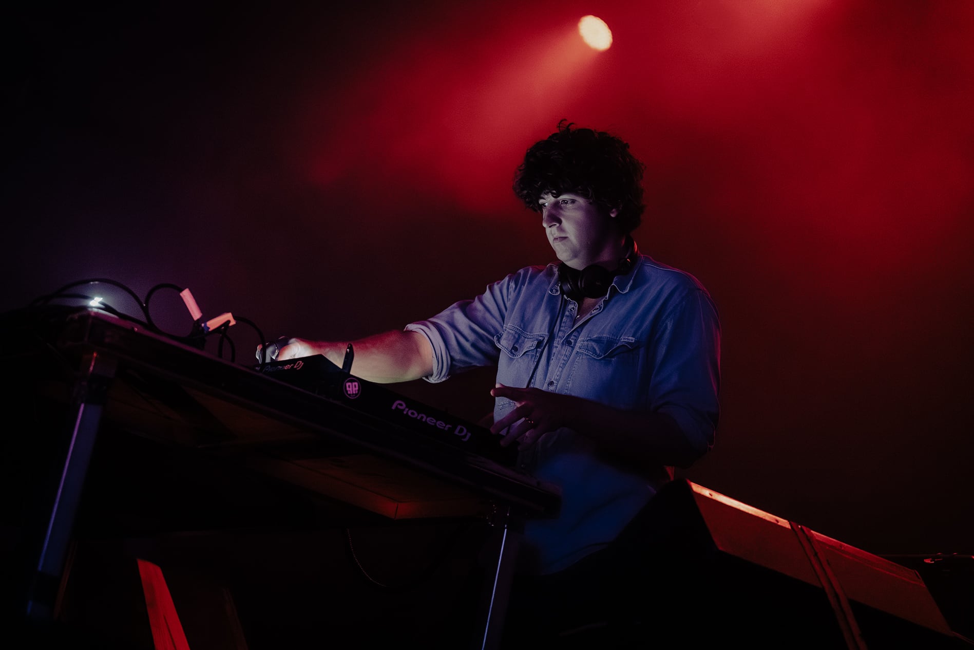 Jamie xx presentó su DJ set como si fuera un manifiesto sobre su identidad sonora, incluyendo las referencias a su trío con Romy y Olvier Sim