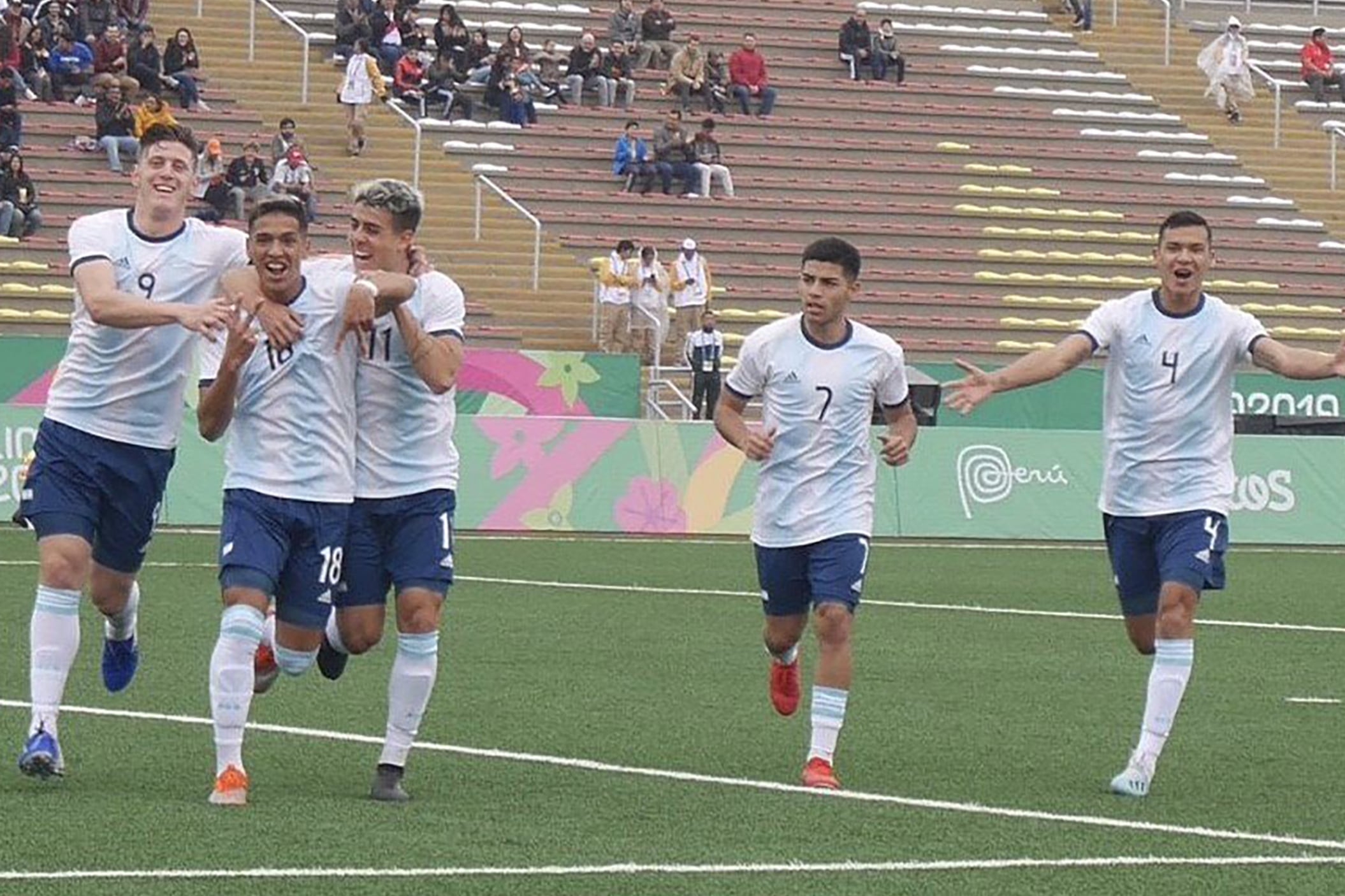 Argentina y un festejo para la cámara.