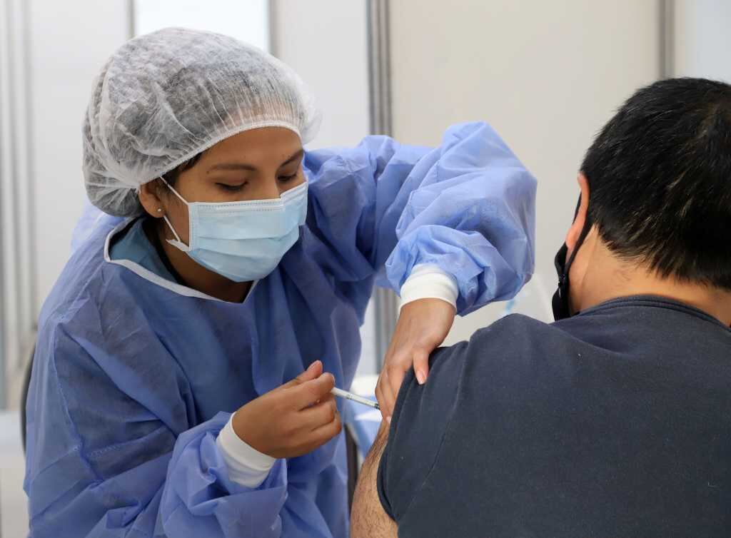 La Provincia de Buenos Aires está citando para vacunarse a más de 100.000 personas por día y en CABA se va a completar la vacunación de los mayores de 40 de acá al domingo.