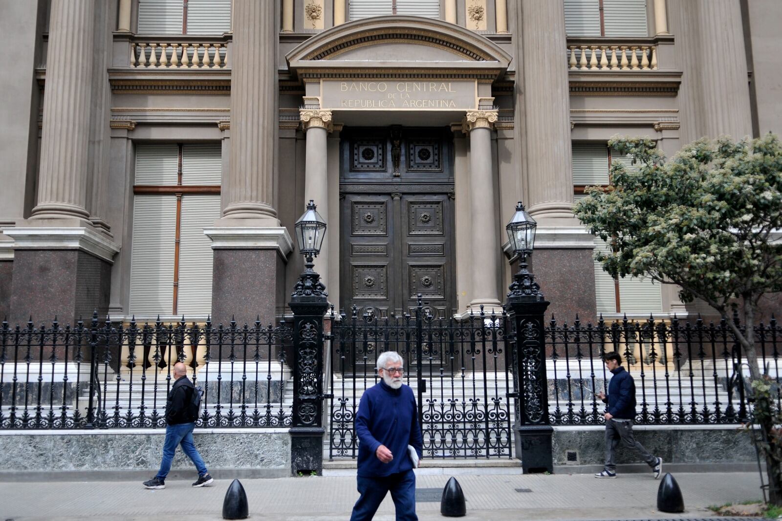 Solo 15.000 de los 255.000 millones de dólares en poder de residentes estaban depositados en bancos a fines de 2023