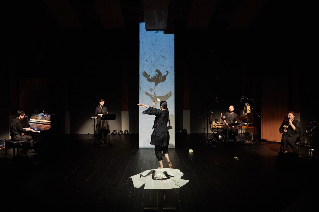 El espectáculo presenta a una bailarina que interactúa con el público mientras se mueve en el escenario.