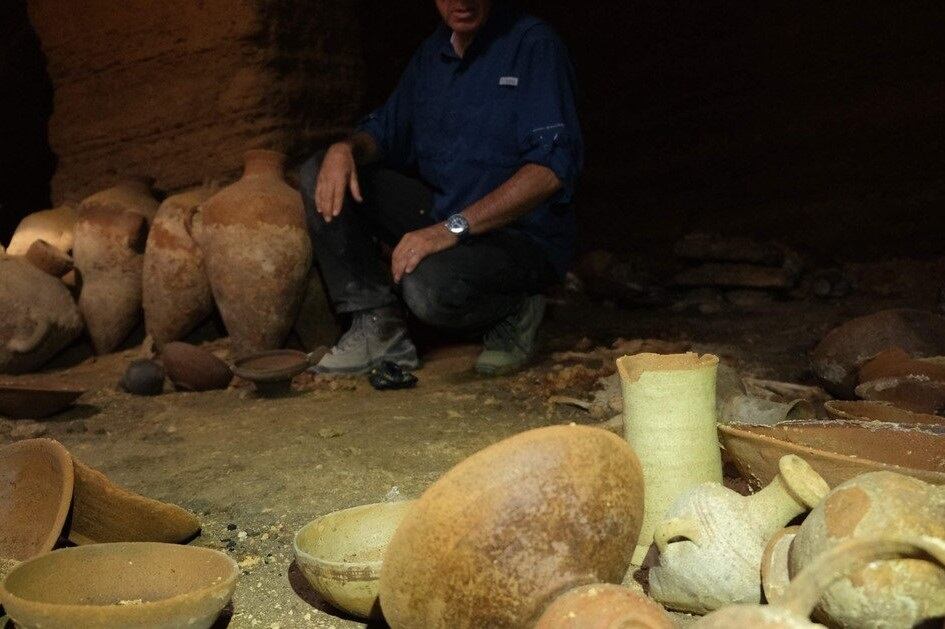Los objetos hallados al interior de la cueva serán estudiados con modernos métodos científicos para comprender las costumbres funerarias de esa época. (Foto: Autoridad de Antigüedades de Israel)