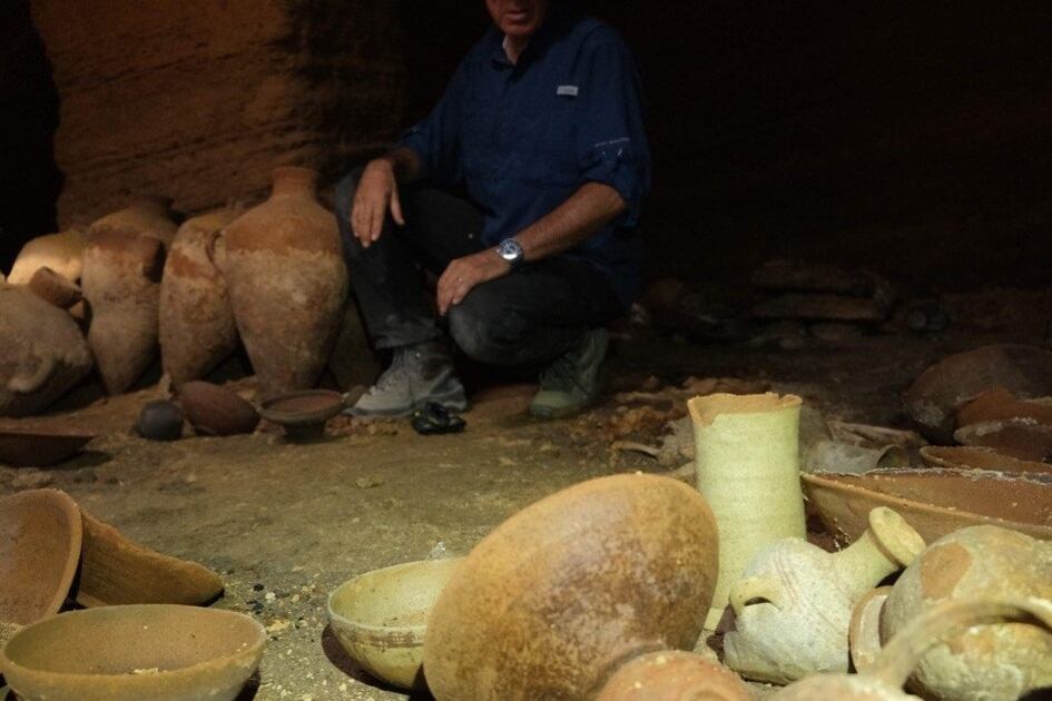 Los objetos hallados al interior de la cueva serán estudiados con modernos métodos científicos para comprender las costumbres funerarias de esa época. (Foto: Autoridad de Antigüedades de Israel)