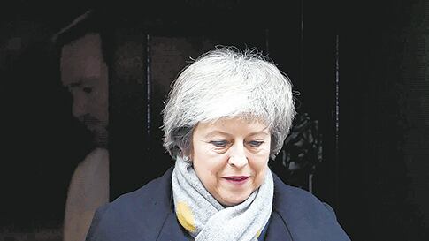 May sale de la residencia oficial en 10 Downing Street camino al Parlamento donde su plan de Brexit fue derrotado.
