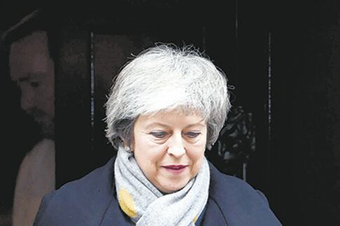 May sale de la residencia oficial en 10 Downing Street camino al Parlamento donde su plan de Brexit fue derrotado.