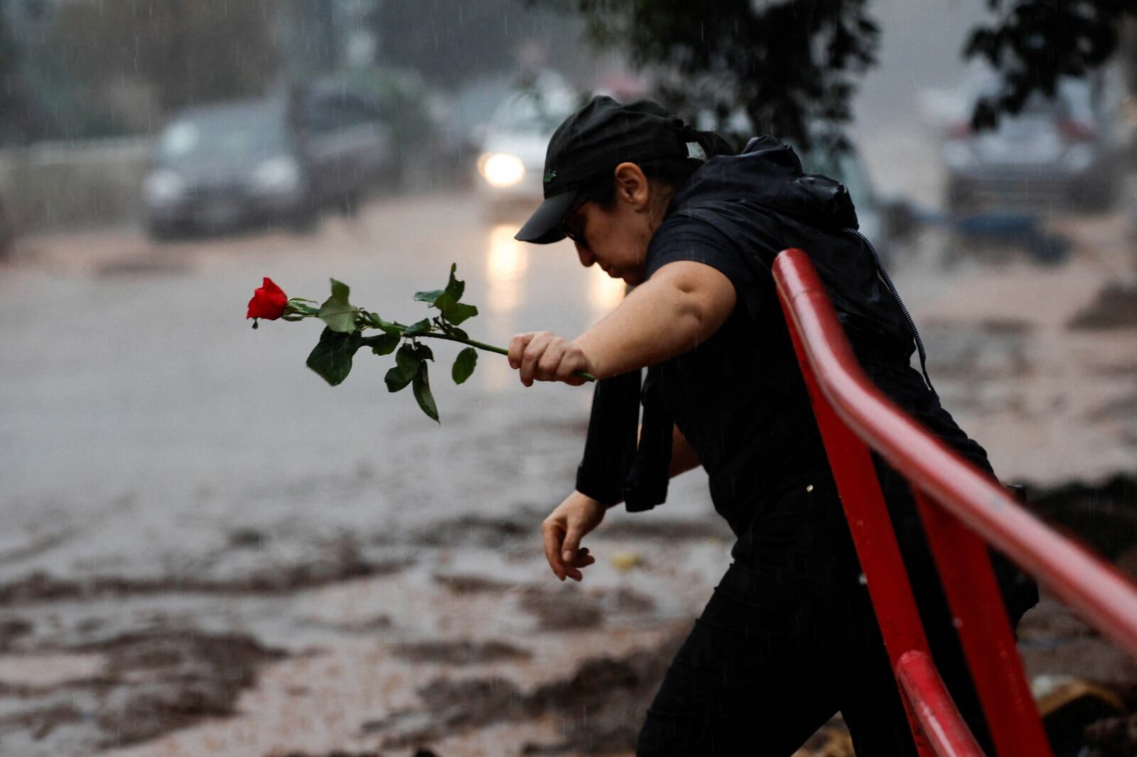 Defensa Civil sigue batallando contra las aguas.