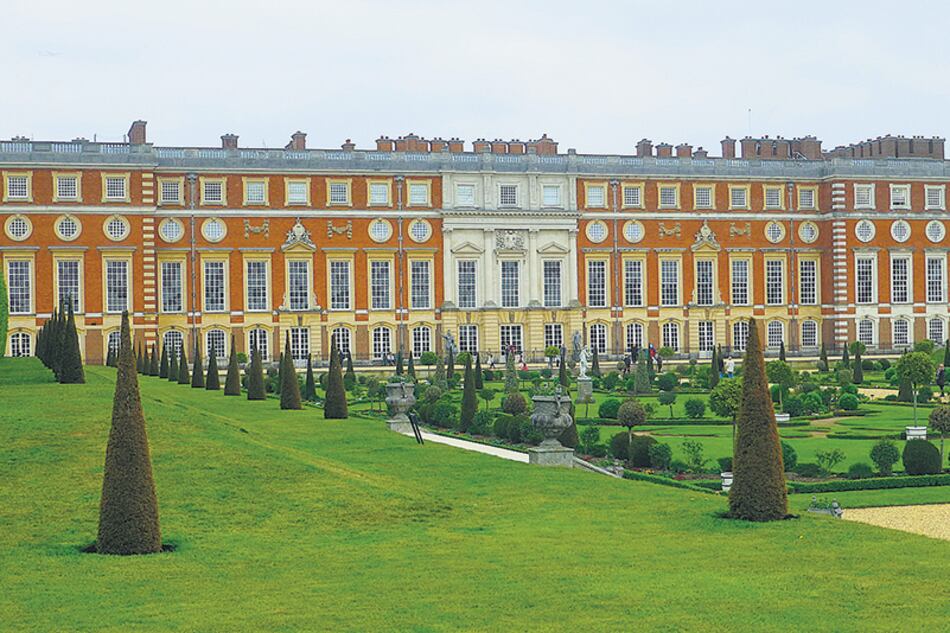 A media hora de Londres, el imponente edificio de Enrique VIII es un viaje al Renacimiento inglés.