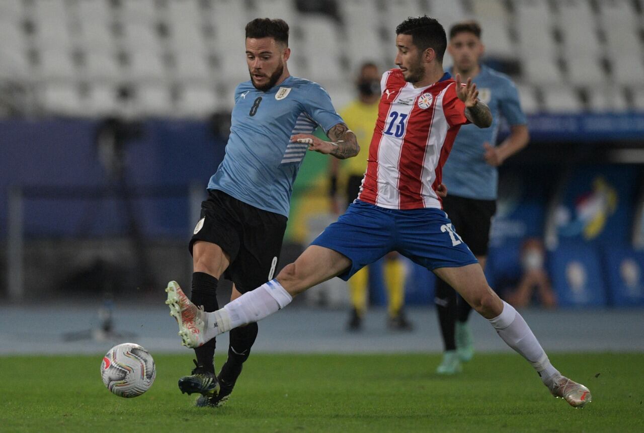 Villasanti cruza a Nández. Ganó Uruguay.