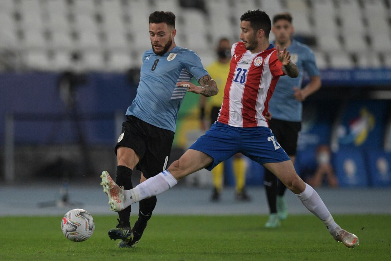 Villasanti cruza a Nández. Ganó Uruguay.