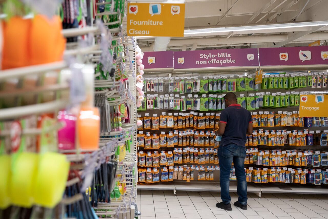 Un hombcompraútilesescolares, que aumentaron un 4,25% en un año, en una tienda de Bordeaux.