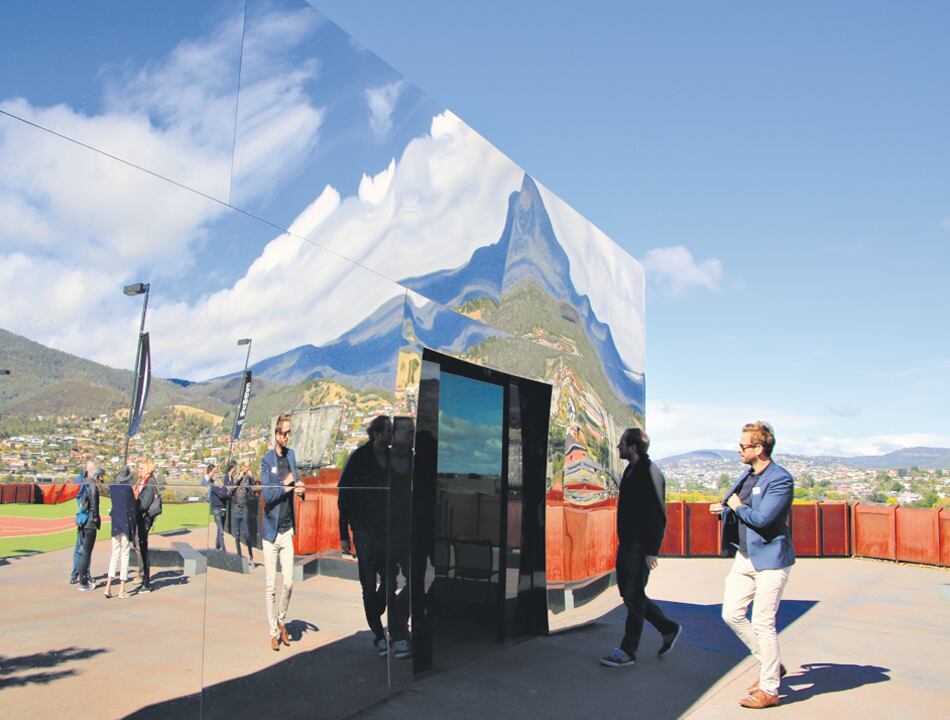 Una entrada de espejos deformantes anuncia la experiencia del MONA.