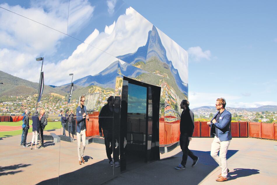 Una entrada de espejos deformantes anuncia la experiencia del MONA.