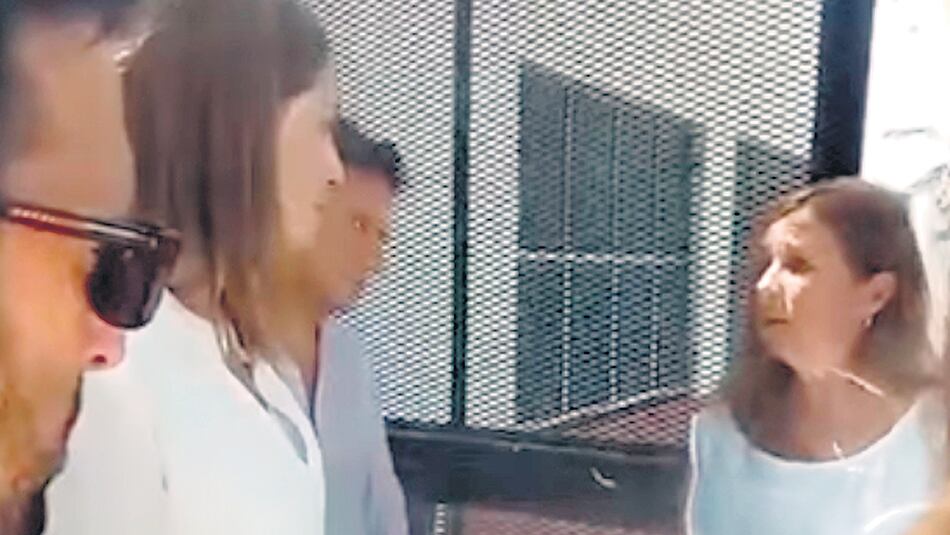 La gobernadora María Eugenia Vidal ayer, abordada por docentes de Suteba a la salida de un colegio.