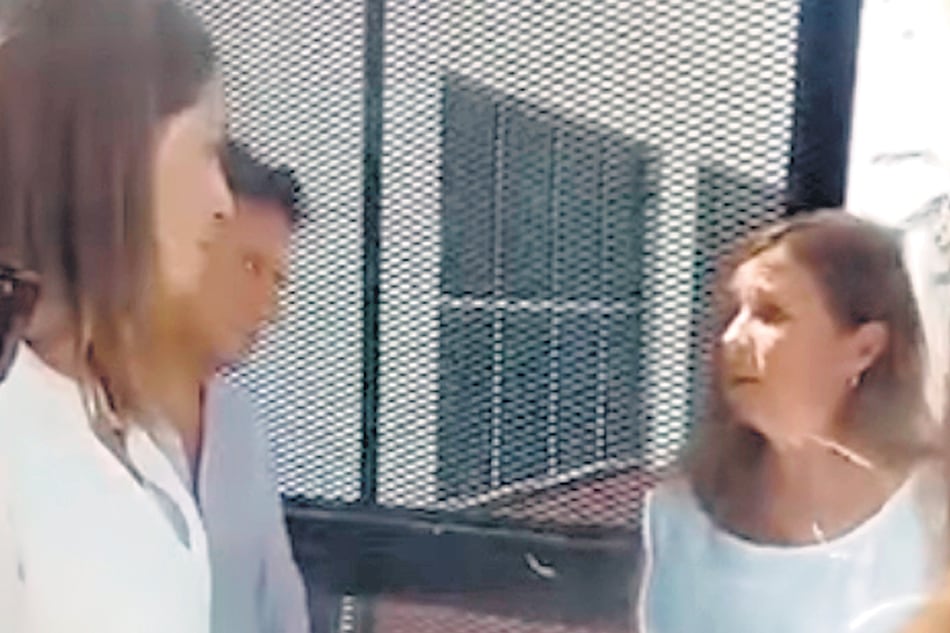 La gobernadora María Eugenia Vidal ayer, abordada por docentes de Suteba a la salida de un colegio.