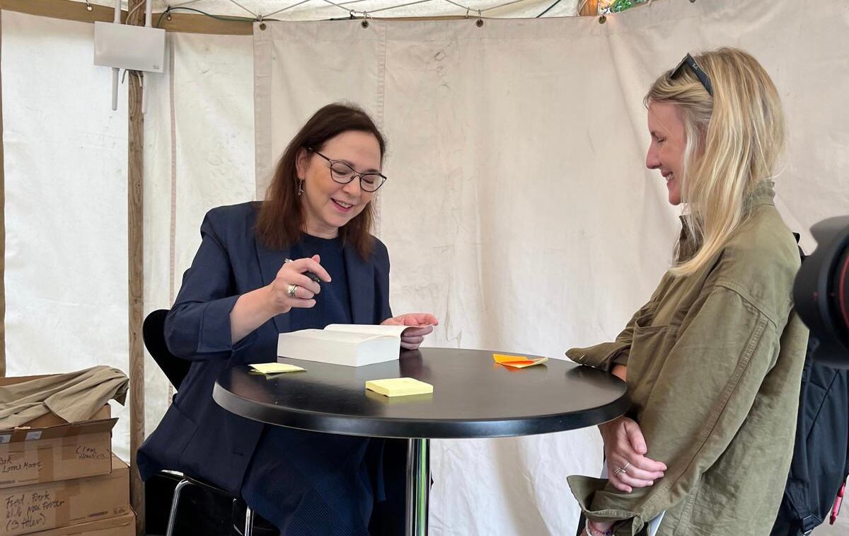 La autora de esta nota con la genial Lorrie Moore. 