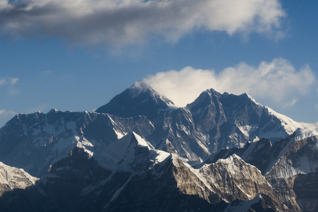 El Everest es la montaña más alta del mundo y hay controversia acerca de su verdadera altura.
