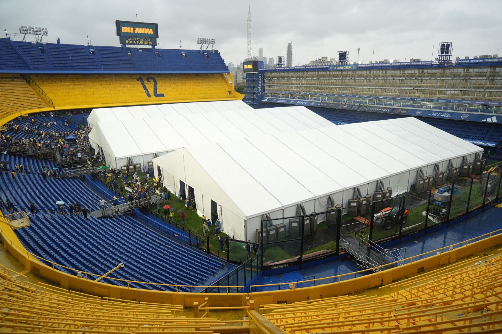 Los socios votando en la Bombonera, una postal para la historia