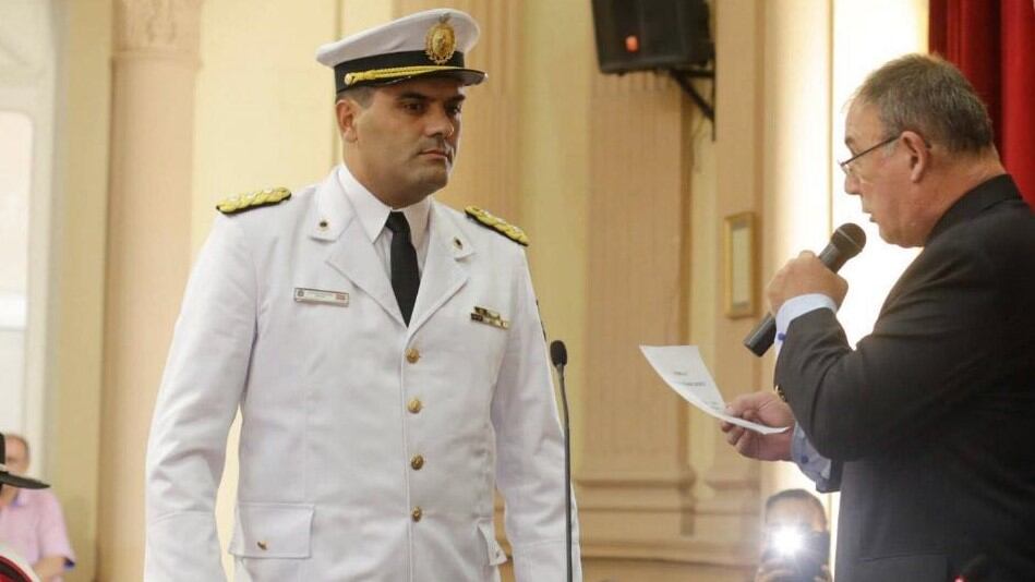 Orozco, en uniforme de gala de la Policía, jurando por primera vez como diputado, en 2017.