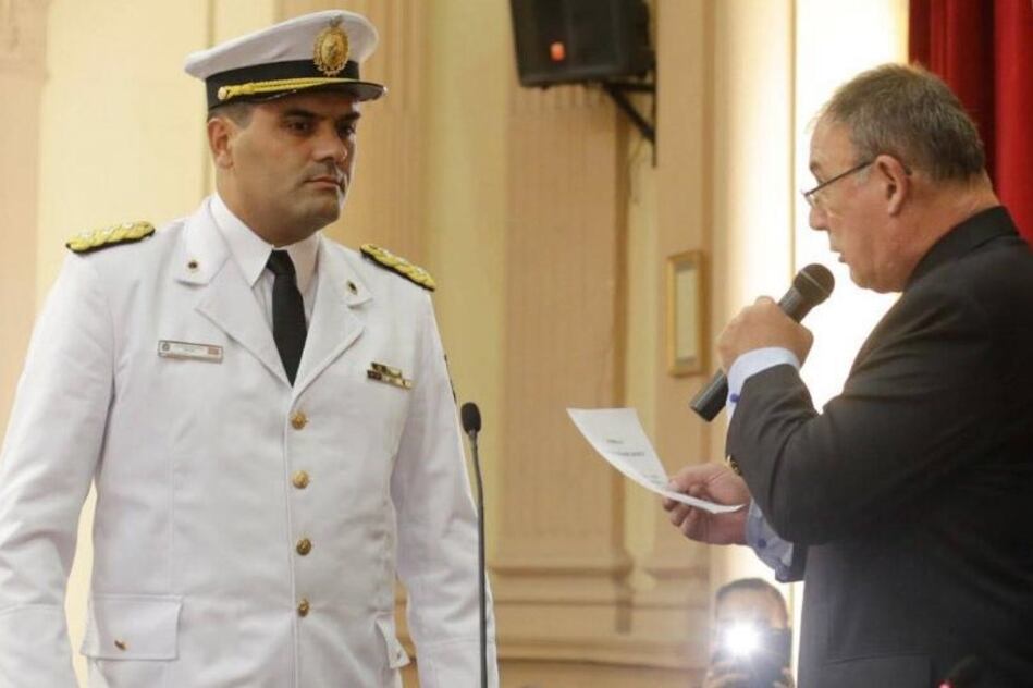 Orozco, en uniforme de gala de la Policía, jurando por primera vez como diputado, en 2017.