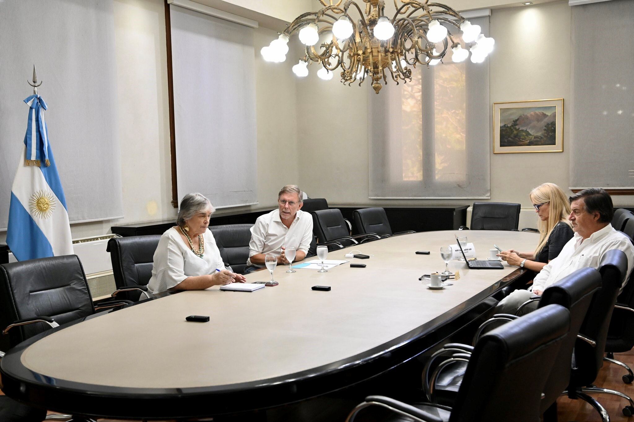 El secretario de Agricultura, Ganadería y Pesca, Juan José Bahillo, mantuvo reuniones para adoptar las medidas necesarias y prevenir los efectos de la influeza aviar (Foto: @JuanjoBahillo).