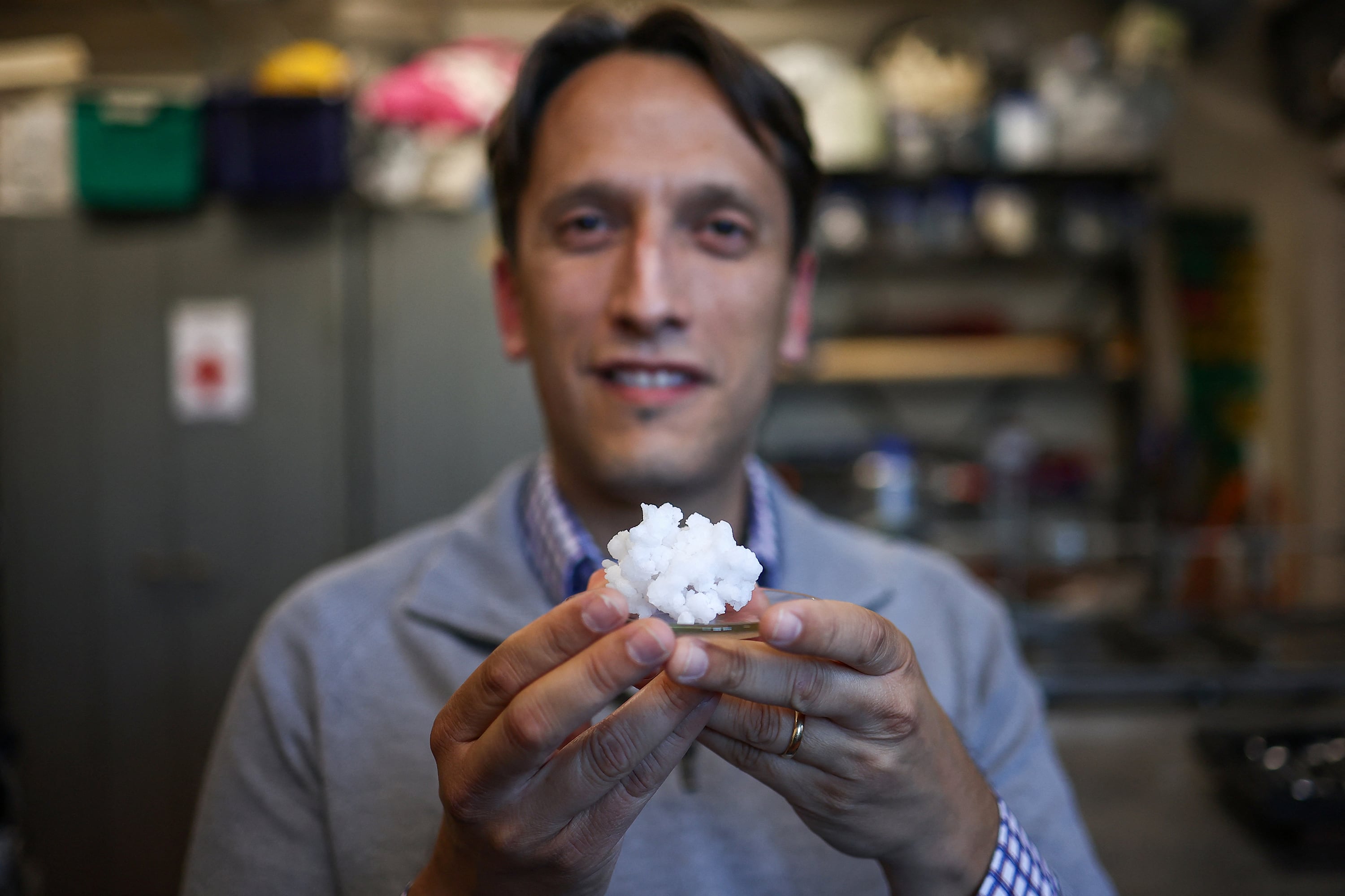 El profesor Xavier Moya muestra el refrigerante sólido.
