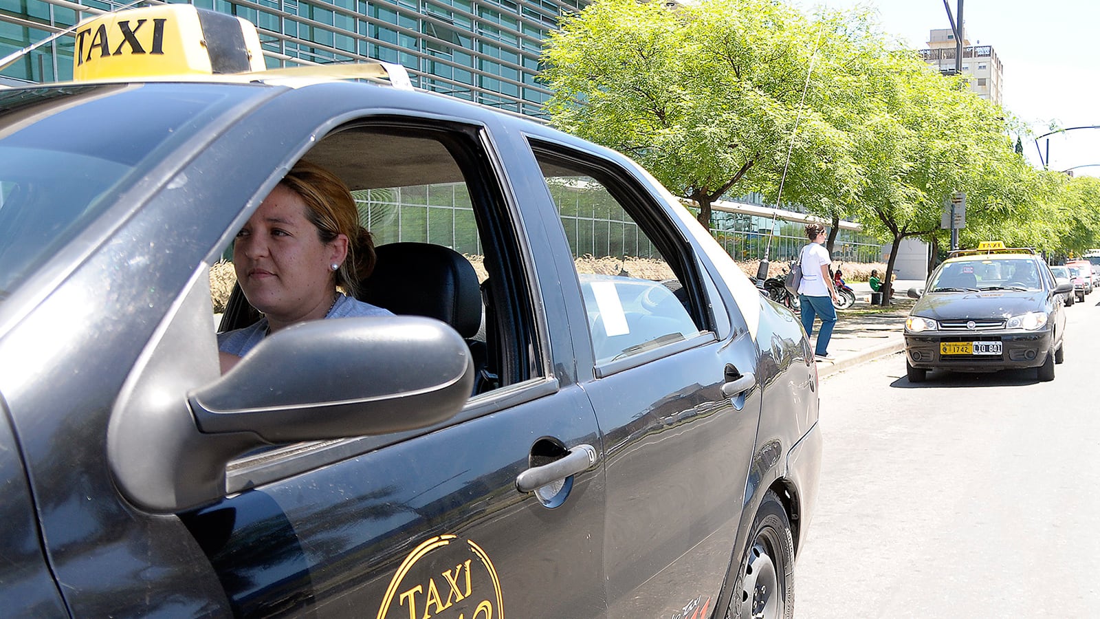 Hay unas 400 mujeres que conducen taxis en la ciudad.