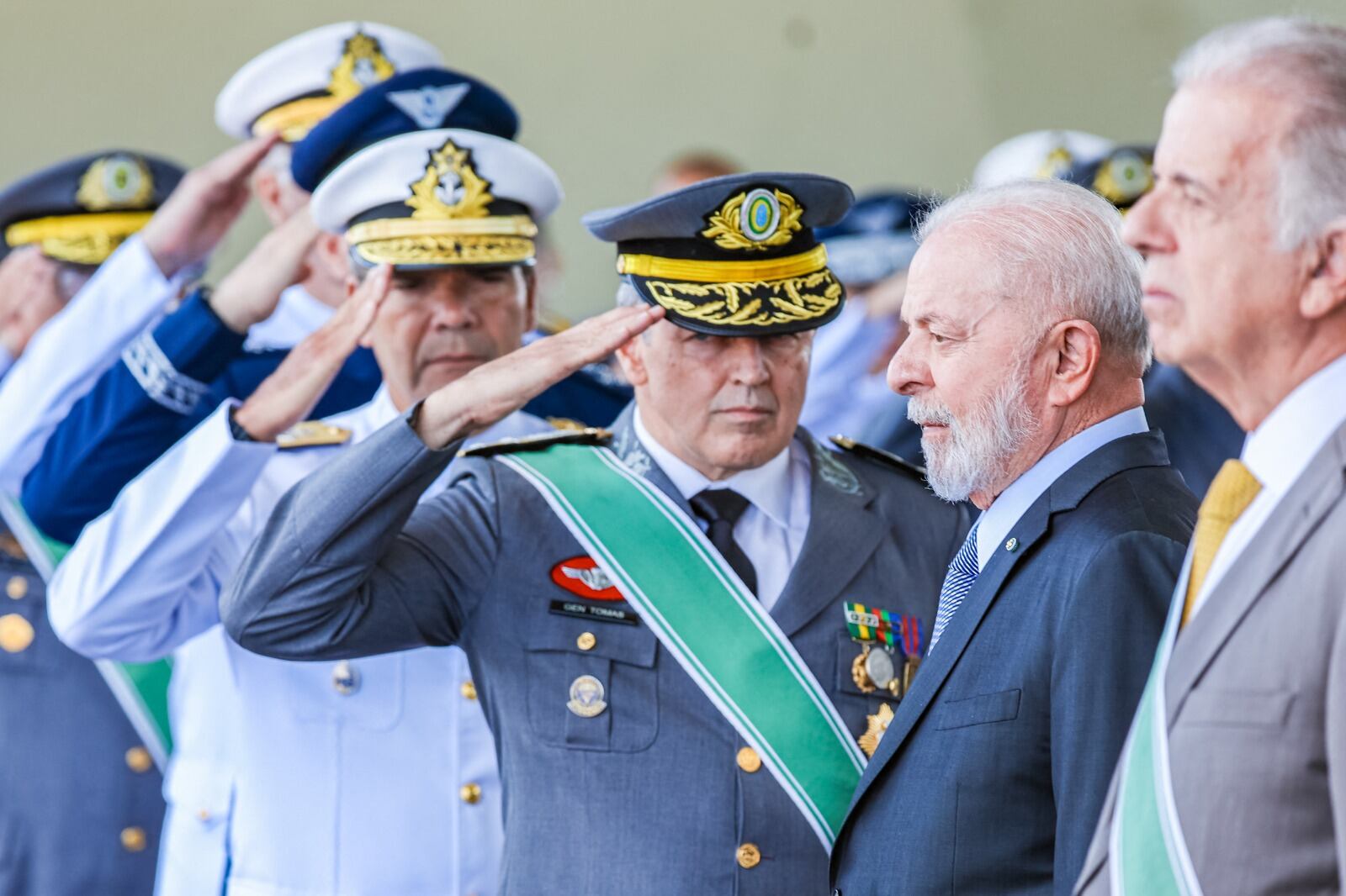Lula celebra el Día del Ejército.