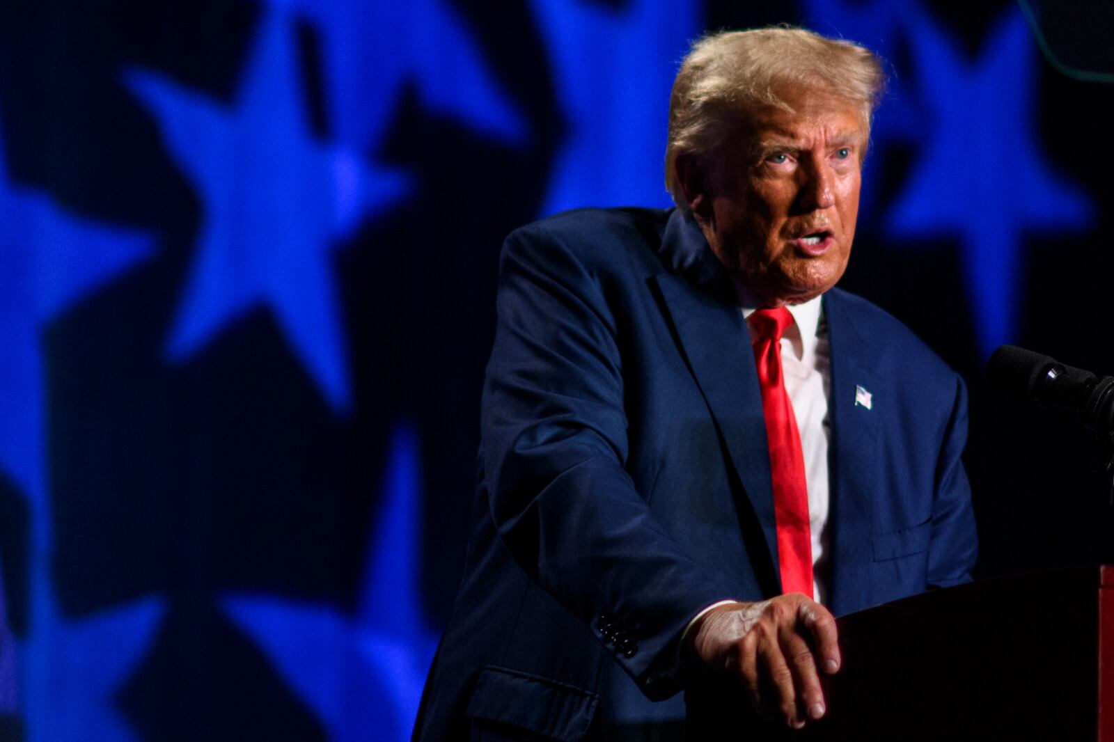 Trump arroja dardos a diestra y siniestra. 