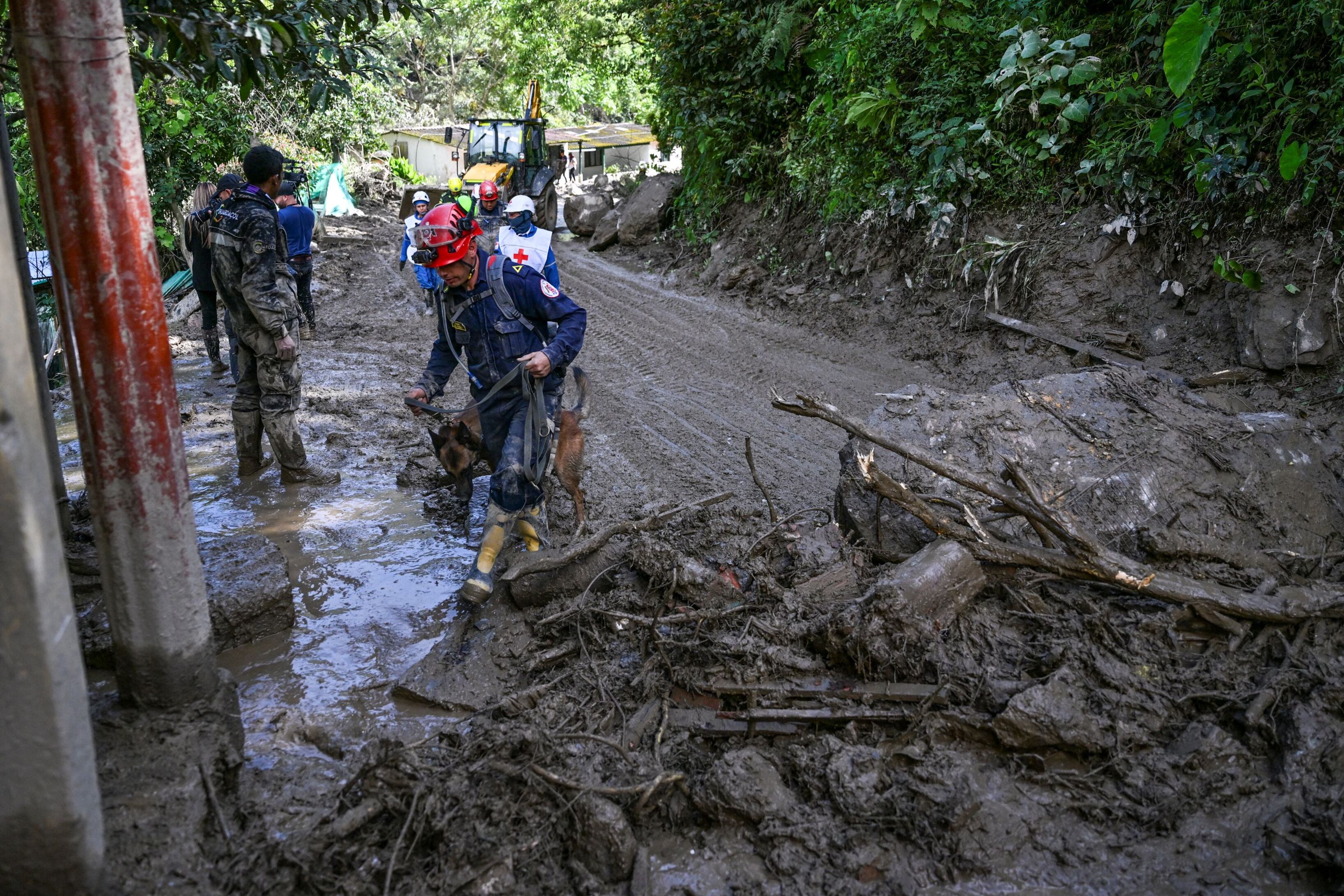 Miembros del equipo de rescate trabajan en el lugar del hecho, en el municipio de Quetame