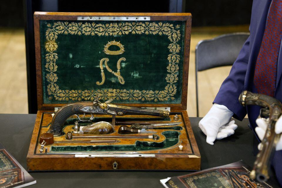 El cofre de las armas subastadas incluye las dos pistolas y sus accesorios de uso y limpieza. 