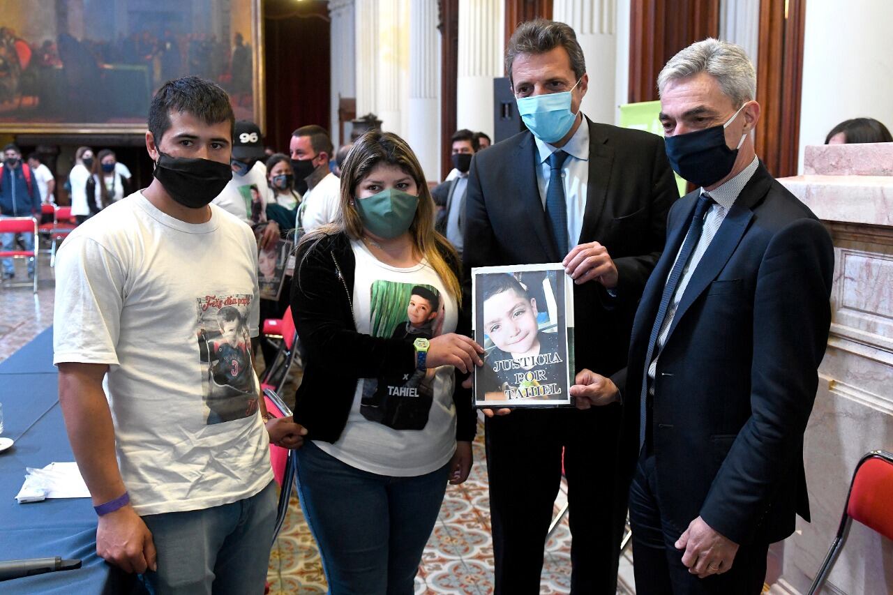 Sergio Massa, titular de la Cámara de Diputados, y Mario Meoni, ministro de Transporte, jutos a los padres de Tahiel, el niño de 6 años asesinado en una picada. 