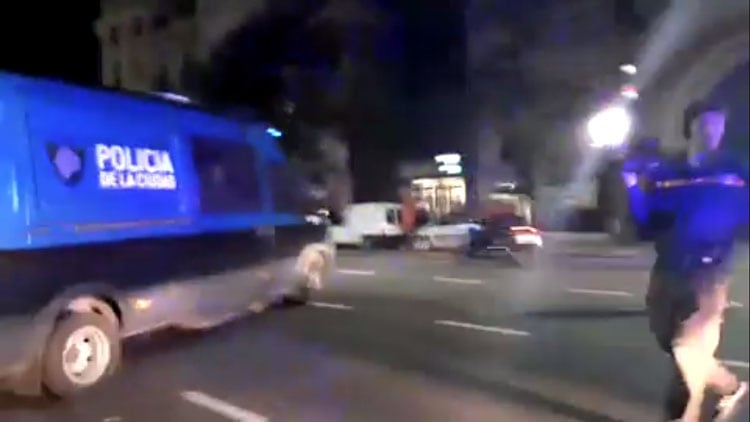 El momento en que sale el móvil policial con Quiróz rumbo a la deportación.