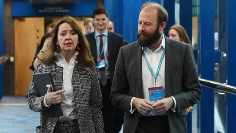 Fiona Hill y Nick Anthony, las primeras bajas, por presión de la cúpula conservadora.