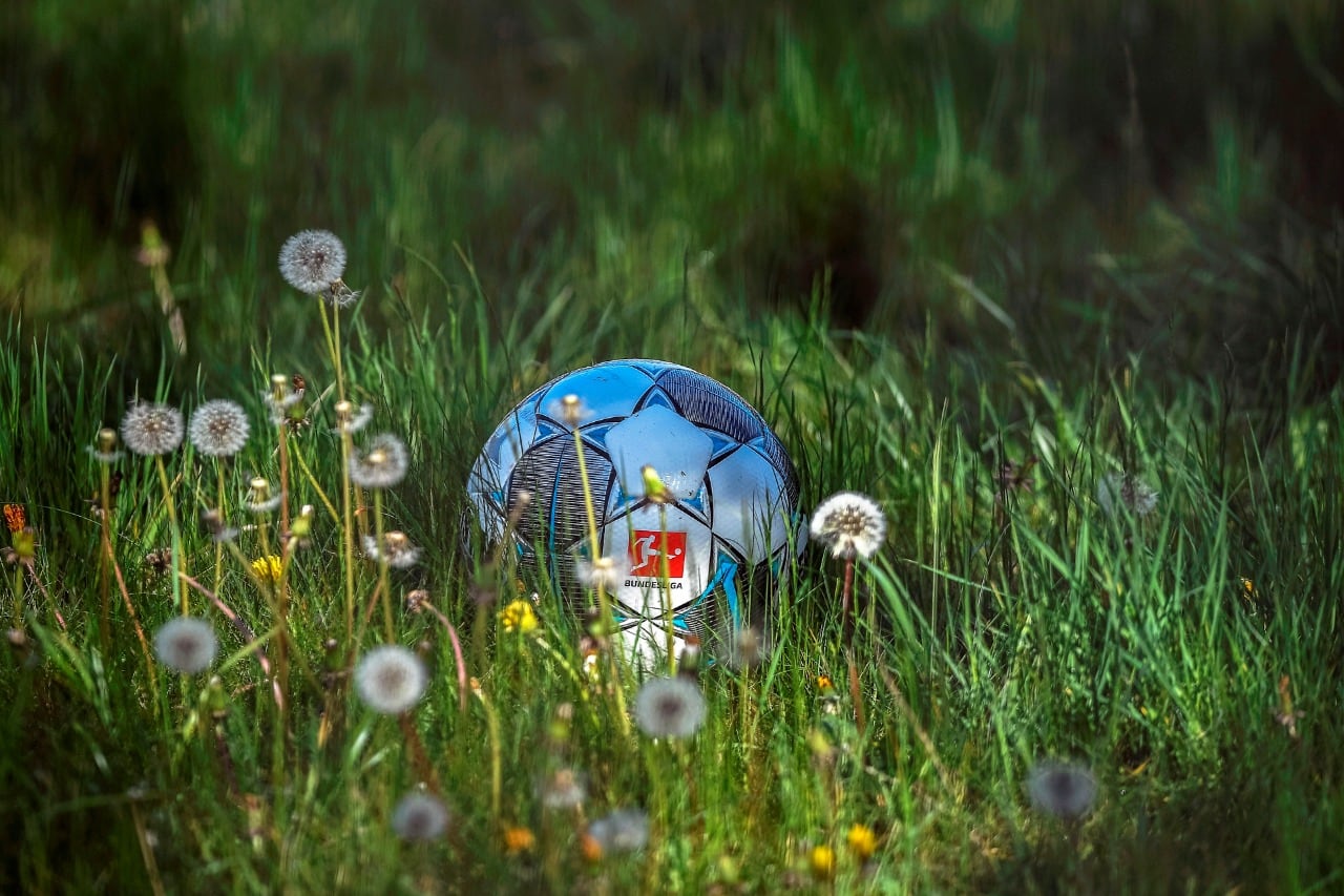 La pelota oficial de la Bundesliga, cada vez más cerca de poder volver a rodar.