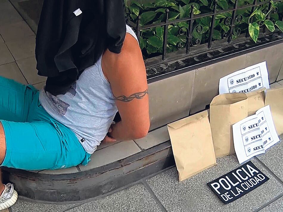 Juan Mercado, detenido en la puerta de su departamento, en el barrio de Las Cañitas.