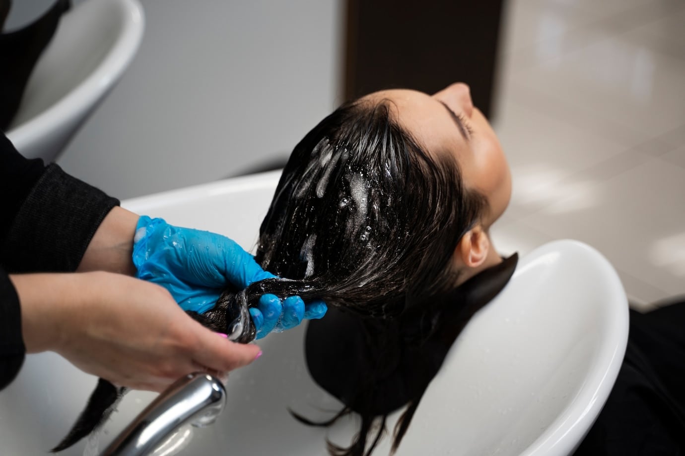 Estas 4 marcas de productos para alisar el cabello quedaron prohibidas por Anmat. (Foto: Freepik)