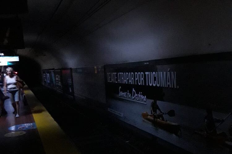 La estación Pueyrredón de la línea D a oscuras.