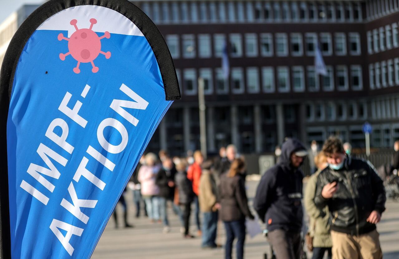 El aumento en el número de contagios y muertes coincide con un estancamiento en la campaña de vacunación.