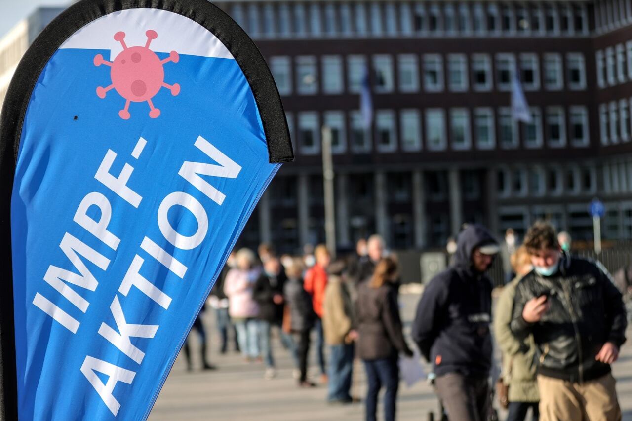 El aumento en el número de contagios y muertes coincide con un estancamiento en la campaña de vacunación.