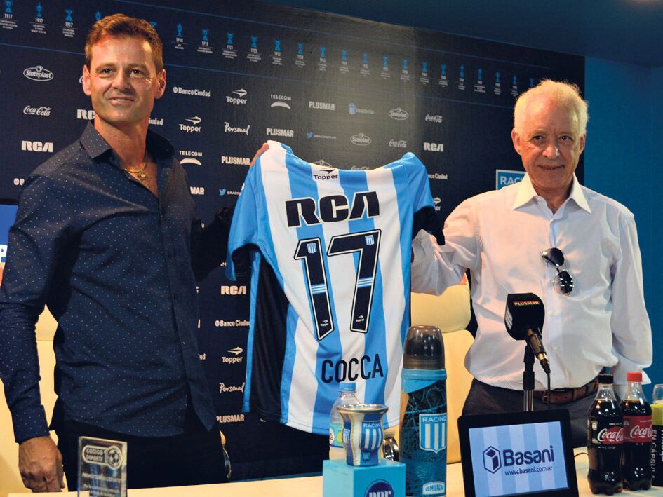 Cocca muestra la camiseta de Racing con su nombre.