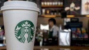 Starbucks fue una de las empresas que rebajó los sueldos de marzo. 