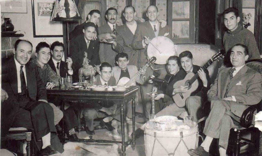 Pajarito Velarde, de piernas cruzadas a la derecha, en una guitarreada en su casa